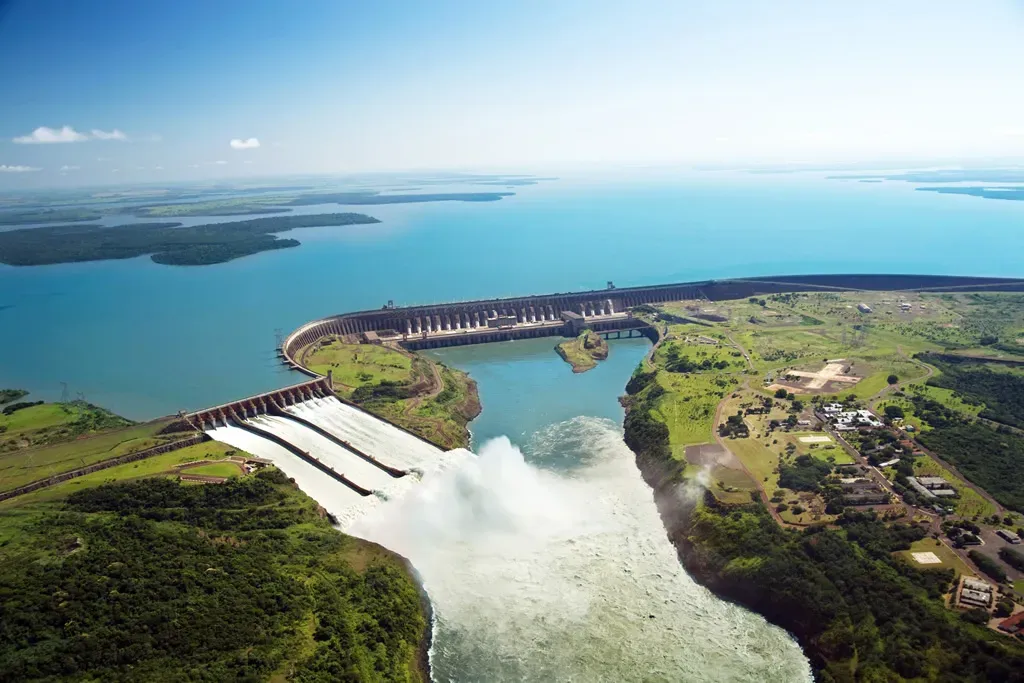Imagem mostra a barragem da Usina Hidrelétrica de Itaipu. Localizada entre o Brasil e Paraguai, a usina usa o rio Paraná para obter energia.