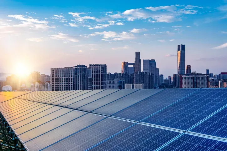 Sistema híbrido de energia solar: o que é e quando vale a pena investir?