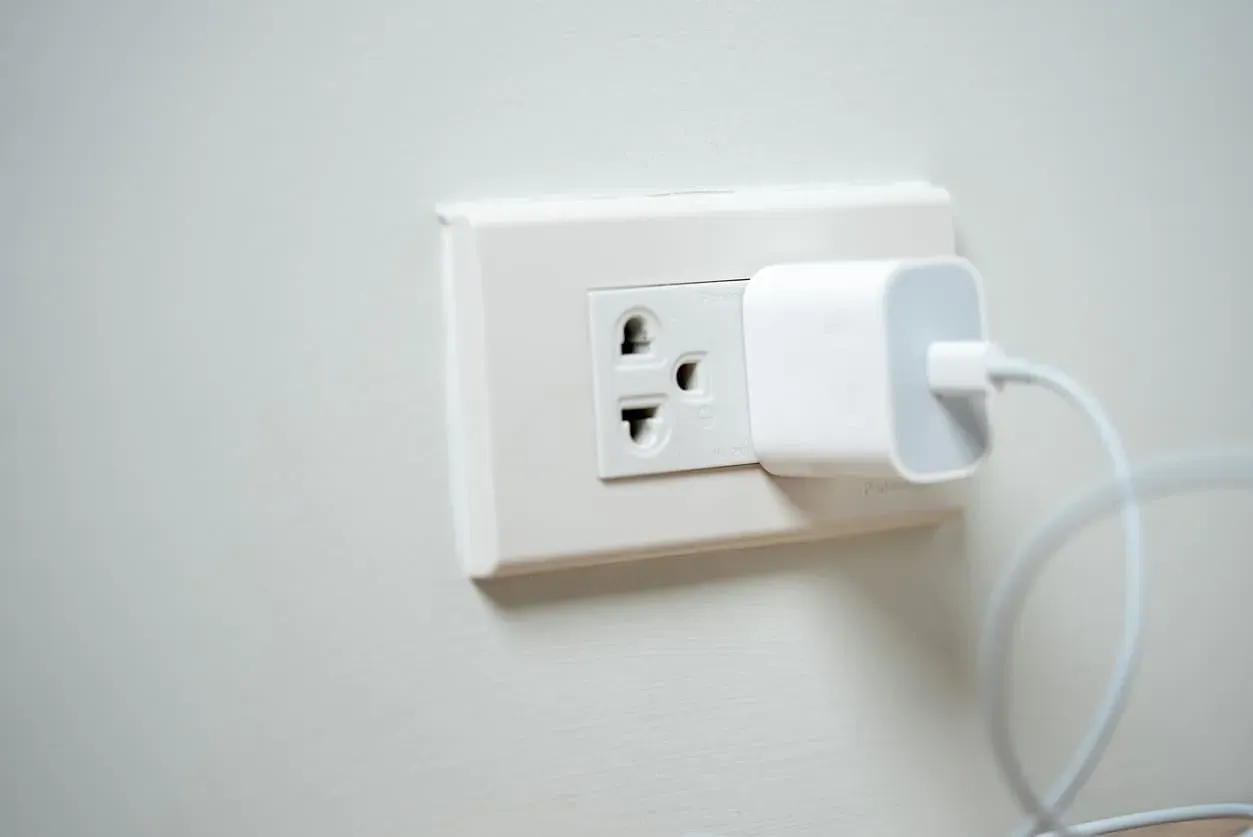 Carregador na tomada gasta energia: descubra a verdade e economize