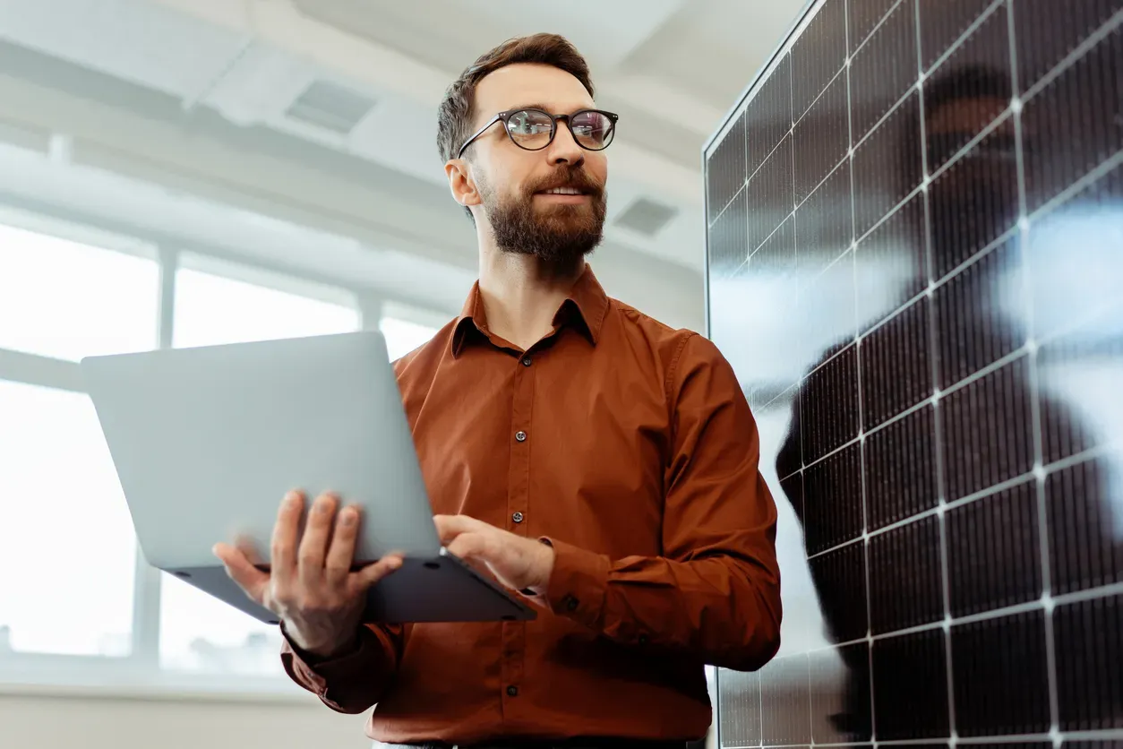 Energia solar para empresas: como reduzir custos operacionais sem investir