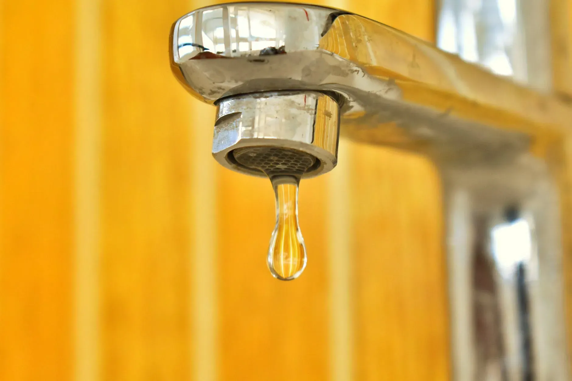 Uma das dicas de como preservar
o meio ambiente é economia de água, por isso a imagem de close-up de uma torneira liberando uma gota d’água.