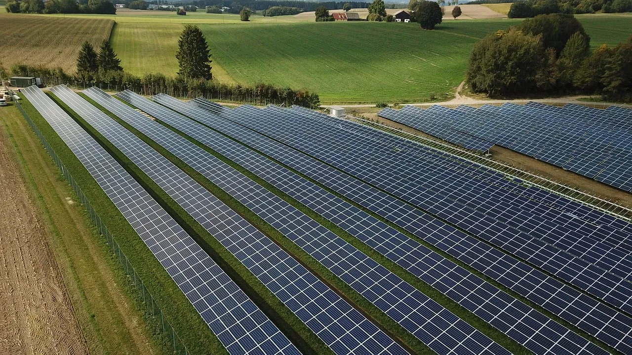 Energia solar compartilhada: o que é, como funciona e o que mudou com a Lei 14.300
